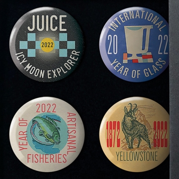 Gift Box: 4 button badges (2022: The Year Of...)