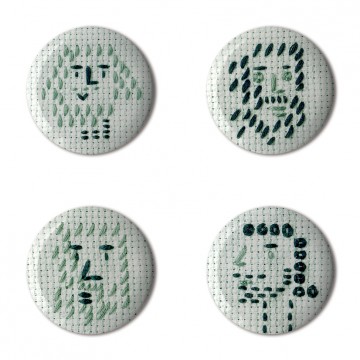 Gift Box: 4 button badges (Embroidery Portraits)