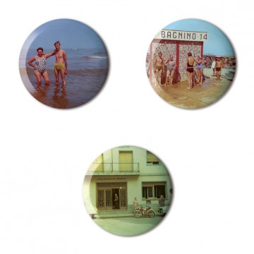 Gift Box: 3 button badges (Holiday Snaps)