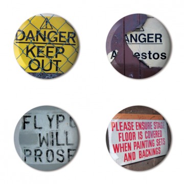 Gift Box: 4 button badges (Signs)
