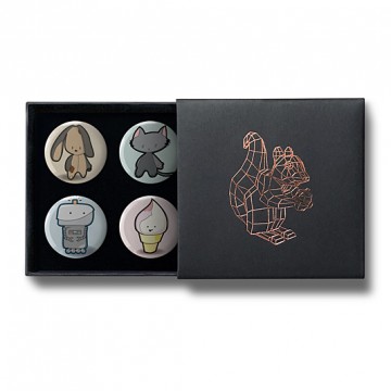 Gift Box: 4 button badges (Plush)